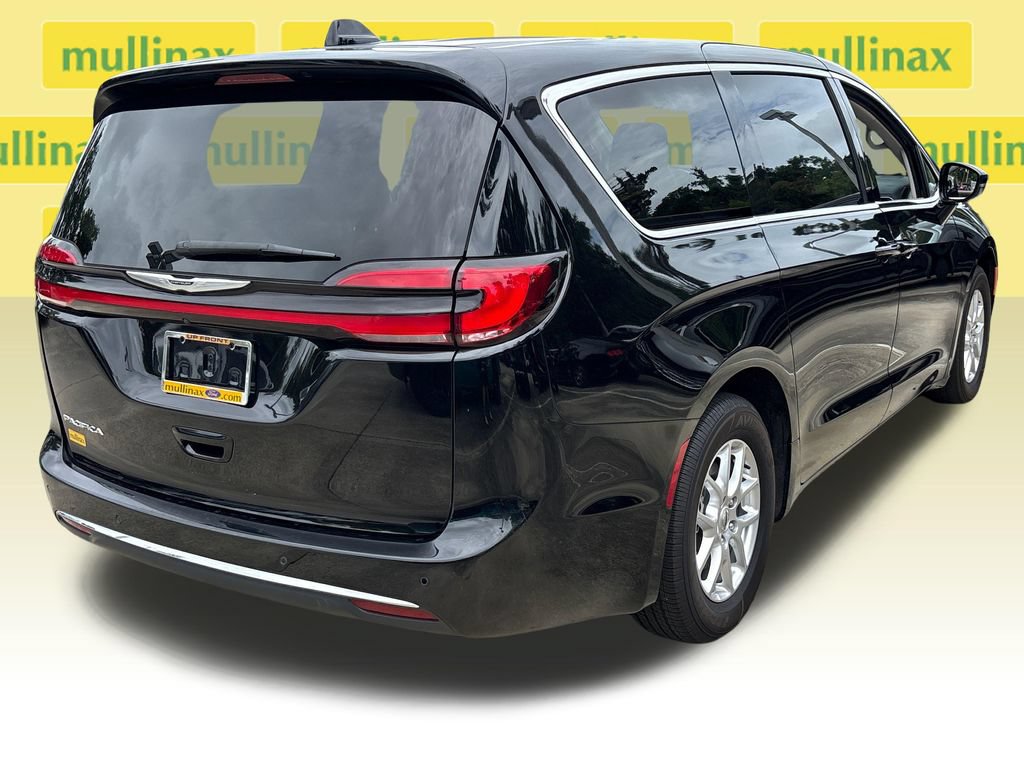 Used 2024 Chrysler Pacifica Touring-L FWD image 4