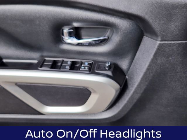 Used 2019 Nissan Titan SV w/ SV Convenience Package image 12
