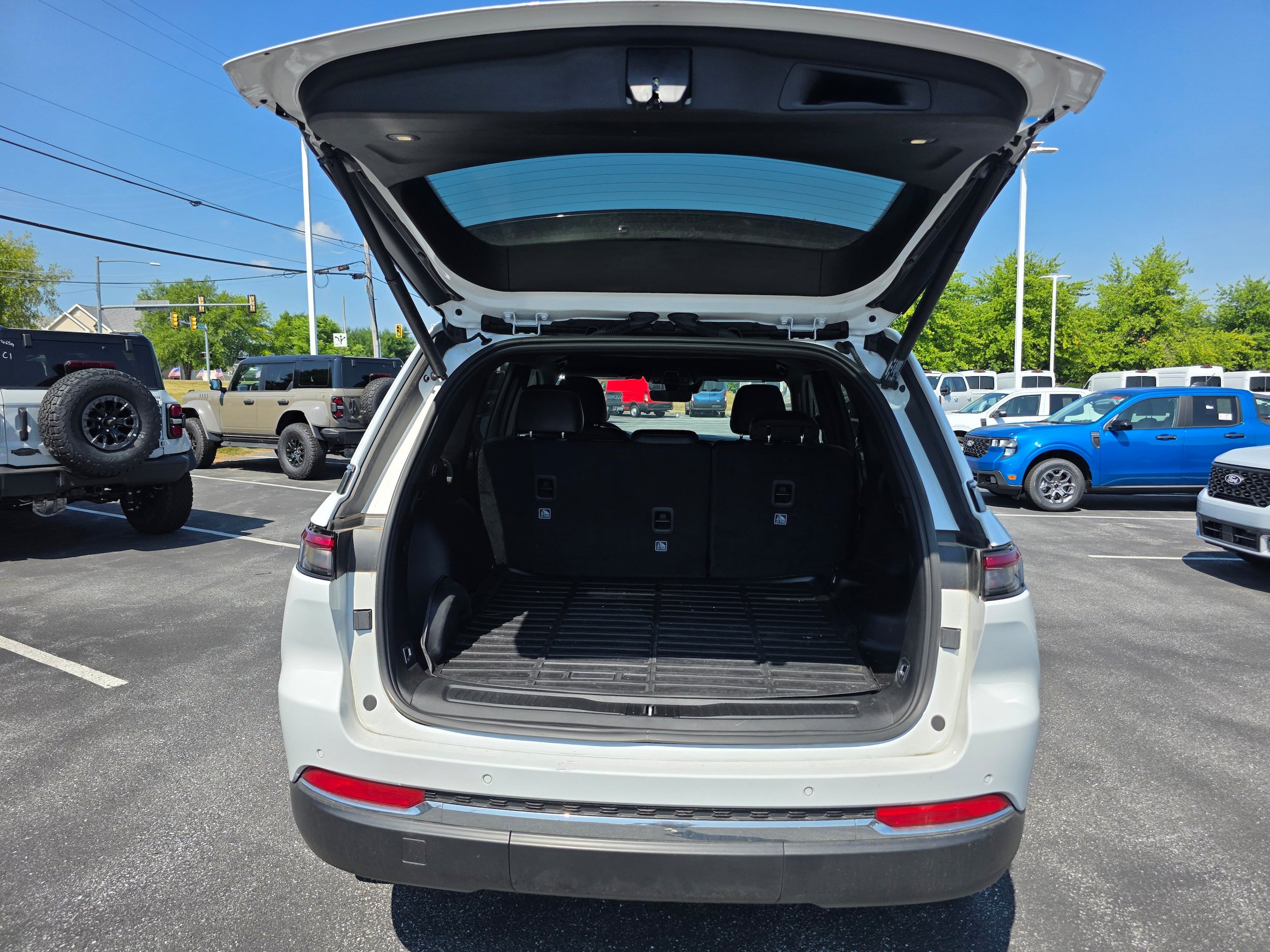 Used 2025 Jeep Grand Cherokee Limited AWD/4WD image 9
