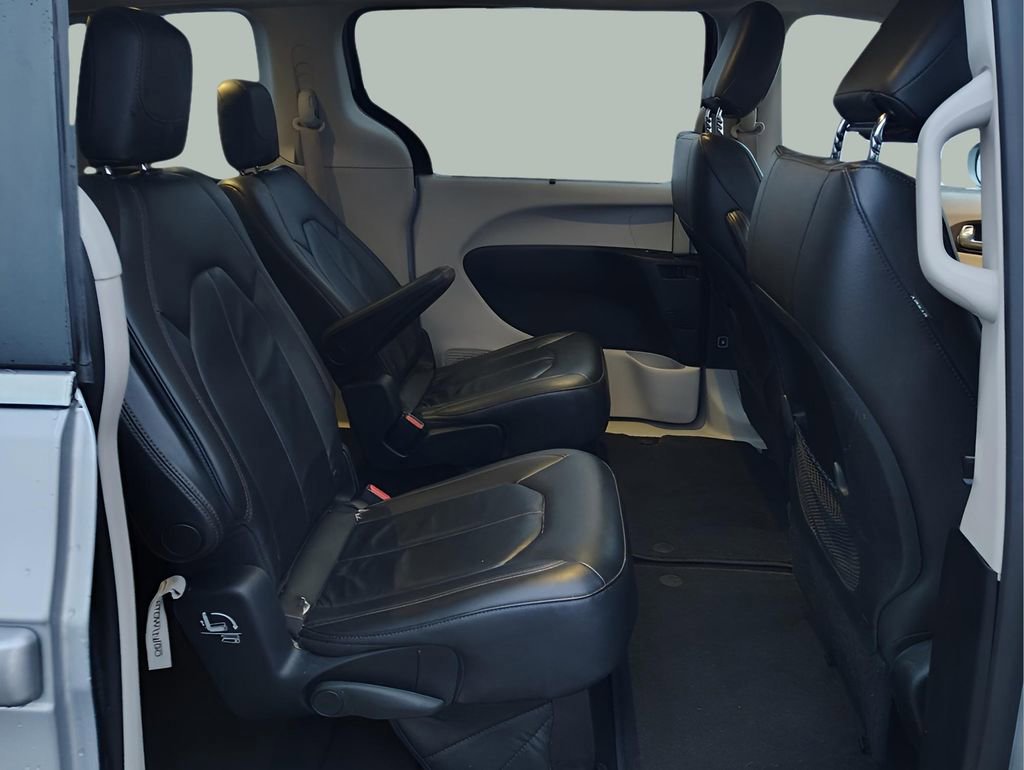Used 2017 Chrysler Pacifica Touring-L image 28