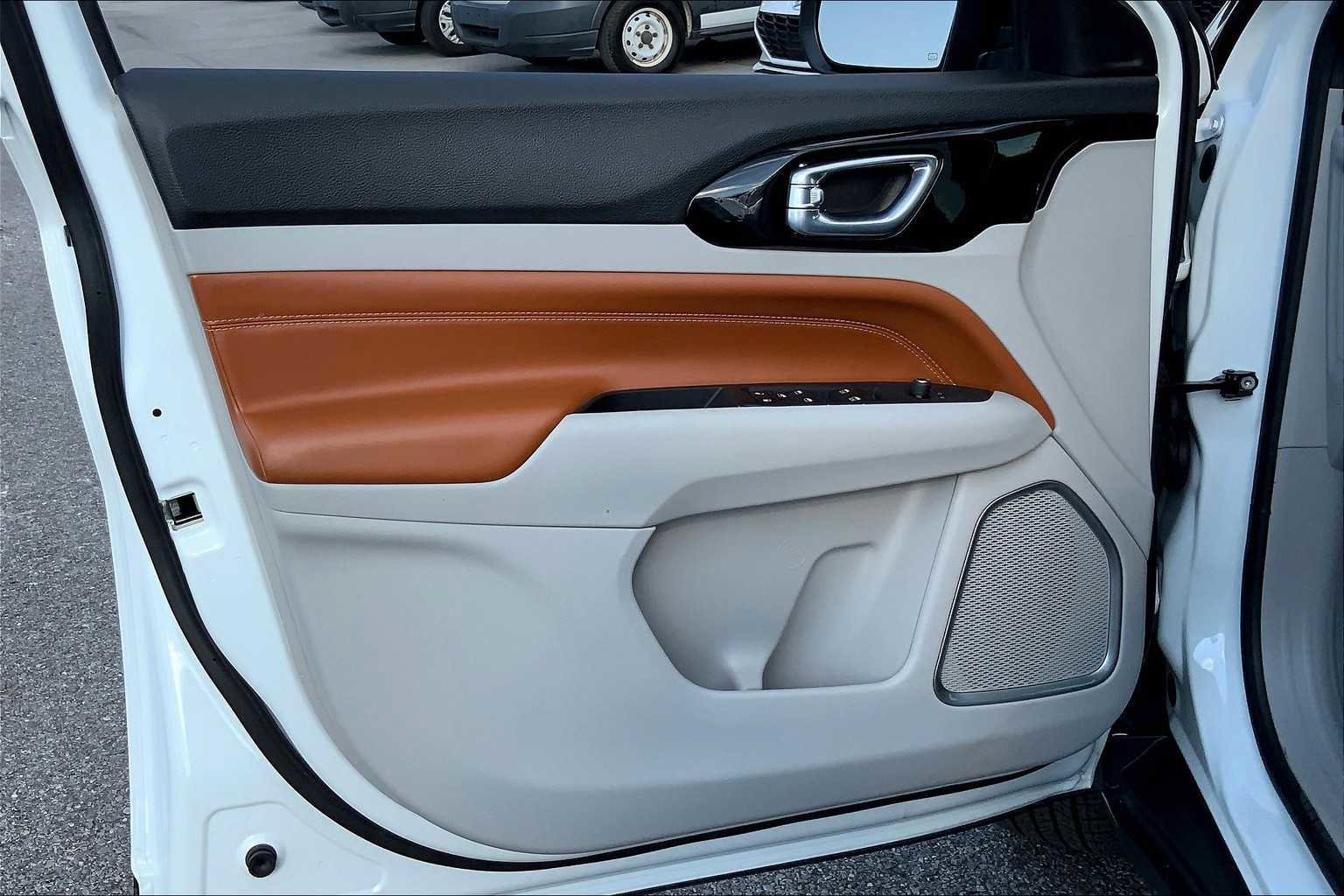 Used 2023 Jeep Compass Limited image 21