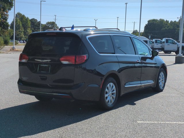 Used 2019 Chrysler Pacifica Touring-L FWD image 4