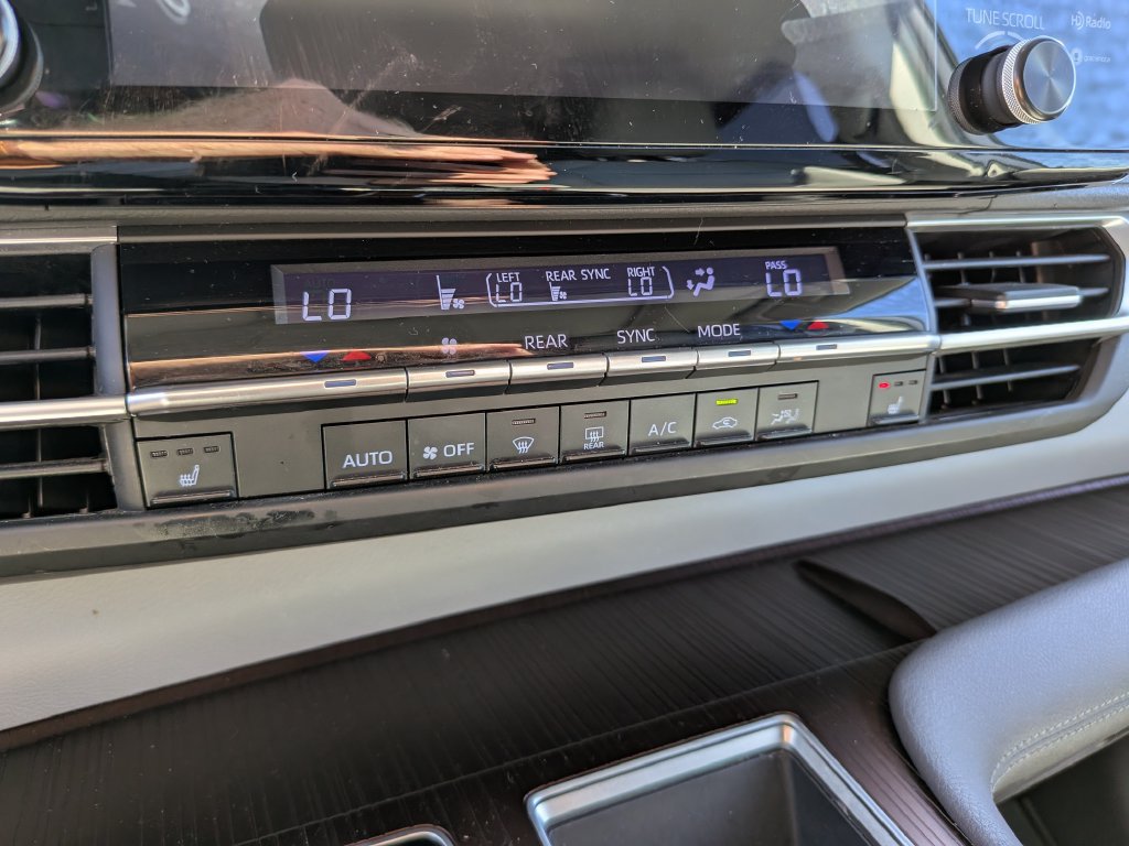 Used 2022 Toyota Sienna XLE FWD image 25
