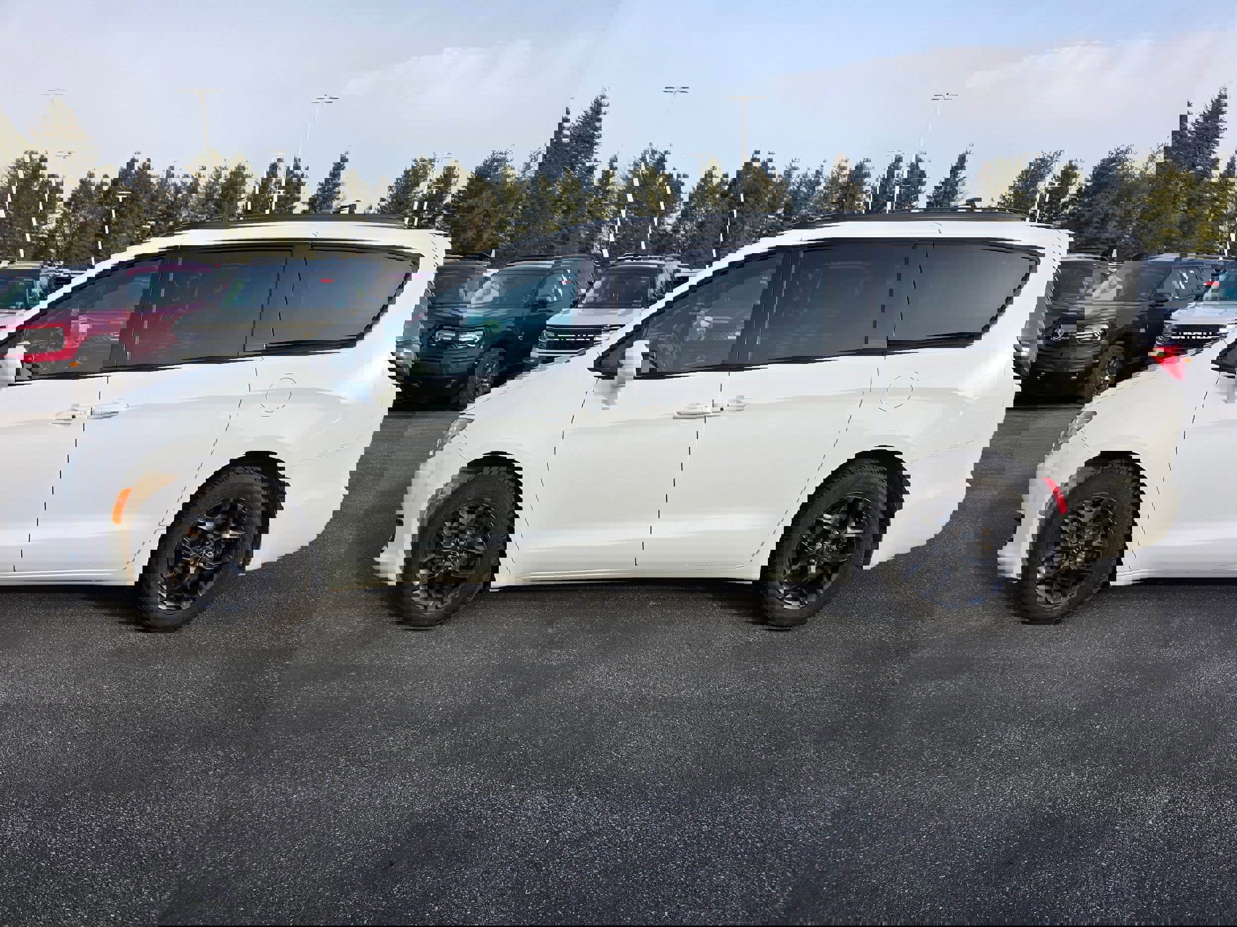 Used 2018 Chrysler Pacifica Touring-L Plus image 2