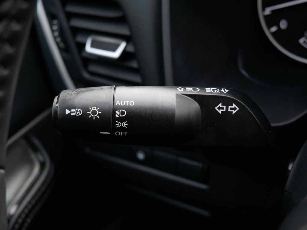 Used 2025 Nissan Rogue SV AWD/4WD image 19