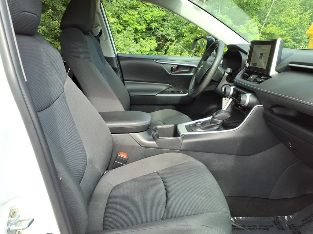 Used 2024 Toyota RAV4 LE AWD/4WD image 10