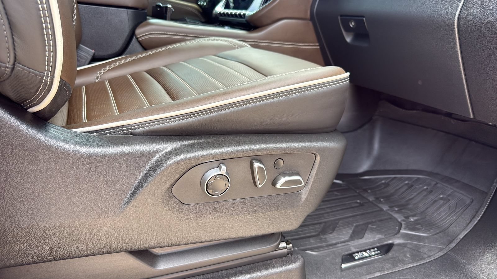 Used 2025 GMC Yukon Denali Ultimate AWD/4WD image 25