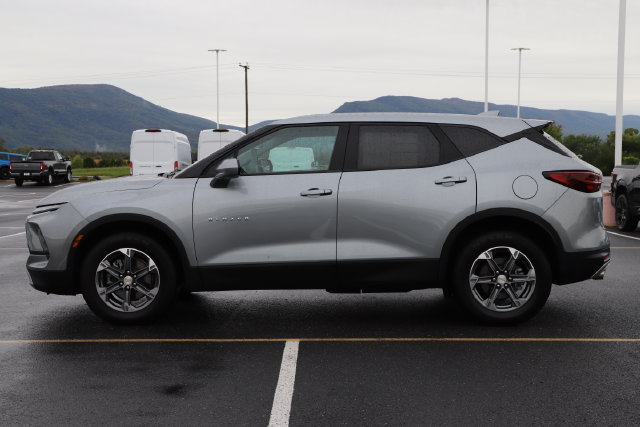 Used 2025 Chevrolet Blazer LT AWD/4WD image 3