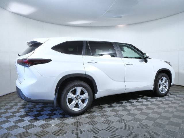 Used 2024 Toyota Highlander LE AWD/4WD image 6