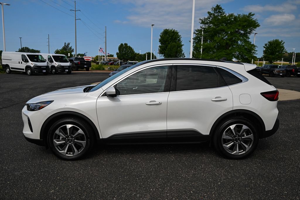 Certified 2024 Ford Escape Platinum w/ Class II Trailer Tow Package AWD/4WD image 8
