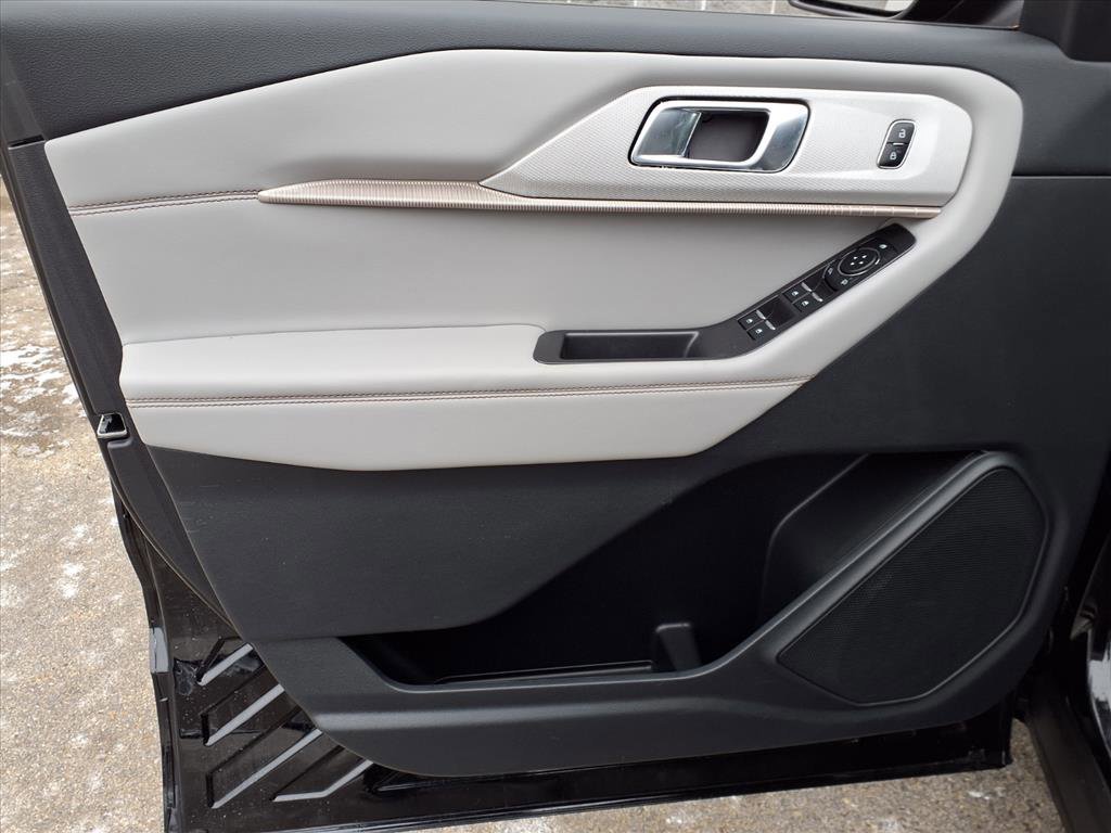 Certified 2025 Ford Explorer Active w/ Active Comfort Package image 8