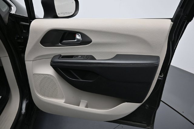 Used 2023 Chrysler Pacifica Touring-L FWD image 37