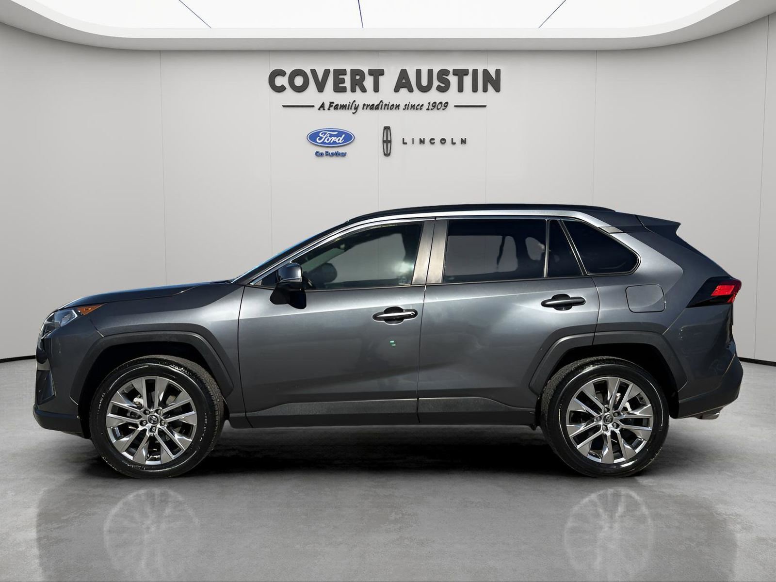 Used 2021 Toyota RAV4 XLE Premium image 2