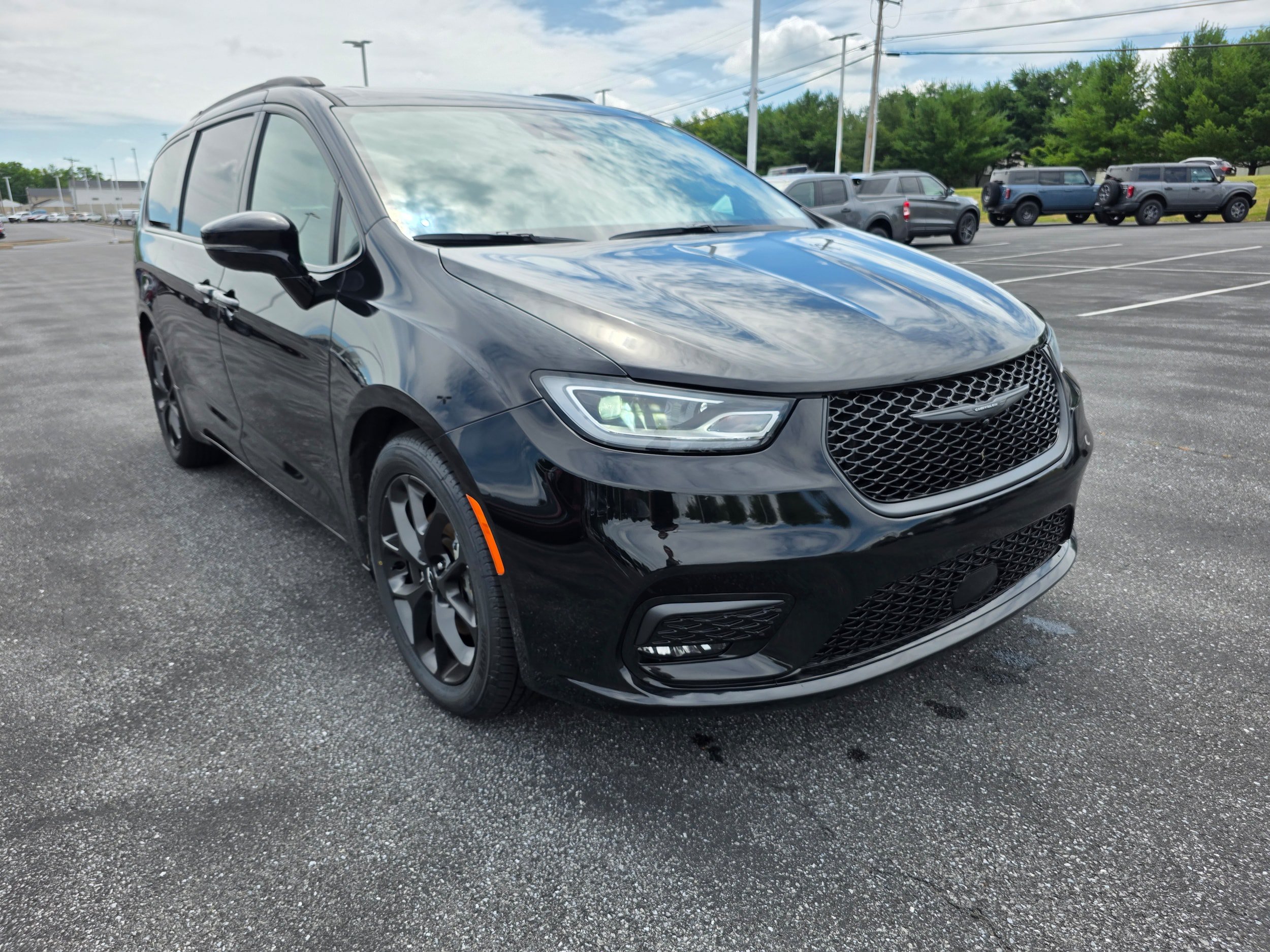 Used 2025 Chrysler Pacifica Limited FWD image 7