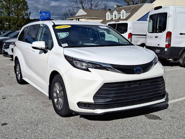 Used 2022 Toyota Sienna LE FWD image 2