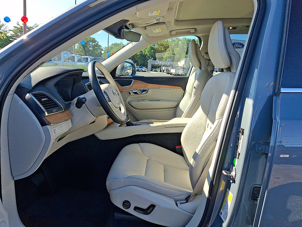 Used 2022 Volvo XC90 T6 Momentum w/ Climate Package AWD/4WD image 17