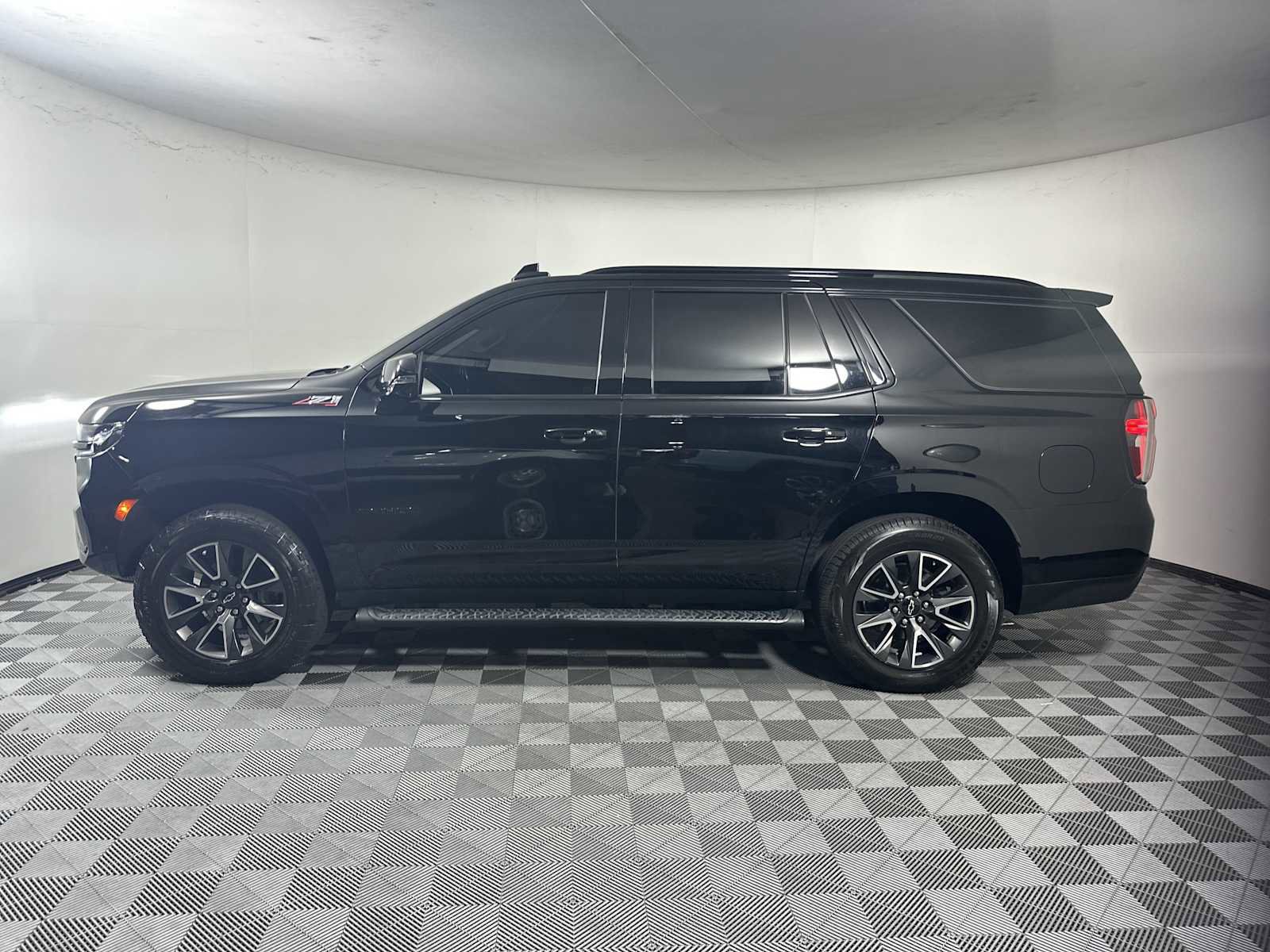 Used 2023 Chevrolet Tahoe Z71 w/ Luxury Package image 2