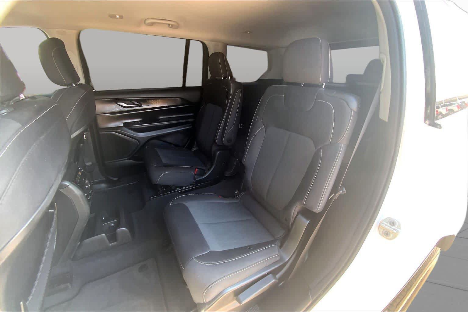 Used 2023 Jeep Grand Cherokee L Laredo RWD image 21