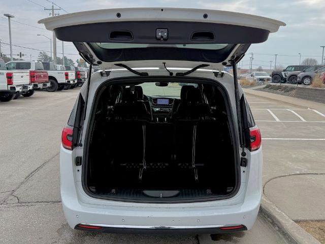 Used 2025 Chrysler Pacifica Select image 15