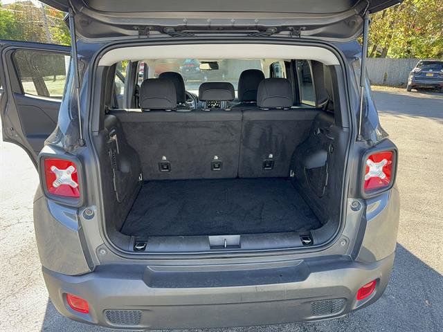 Used 2023 Jeep Renegade Latitude w/ Premium Group AWD/4WD image 16