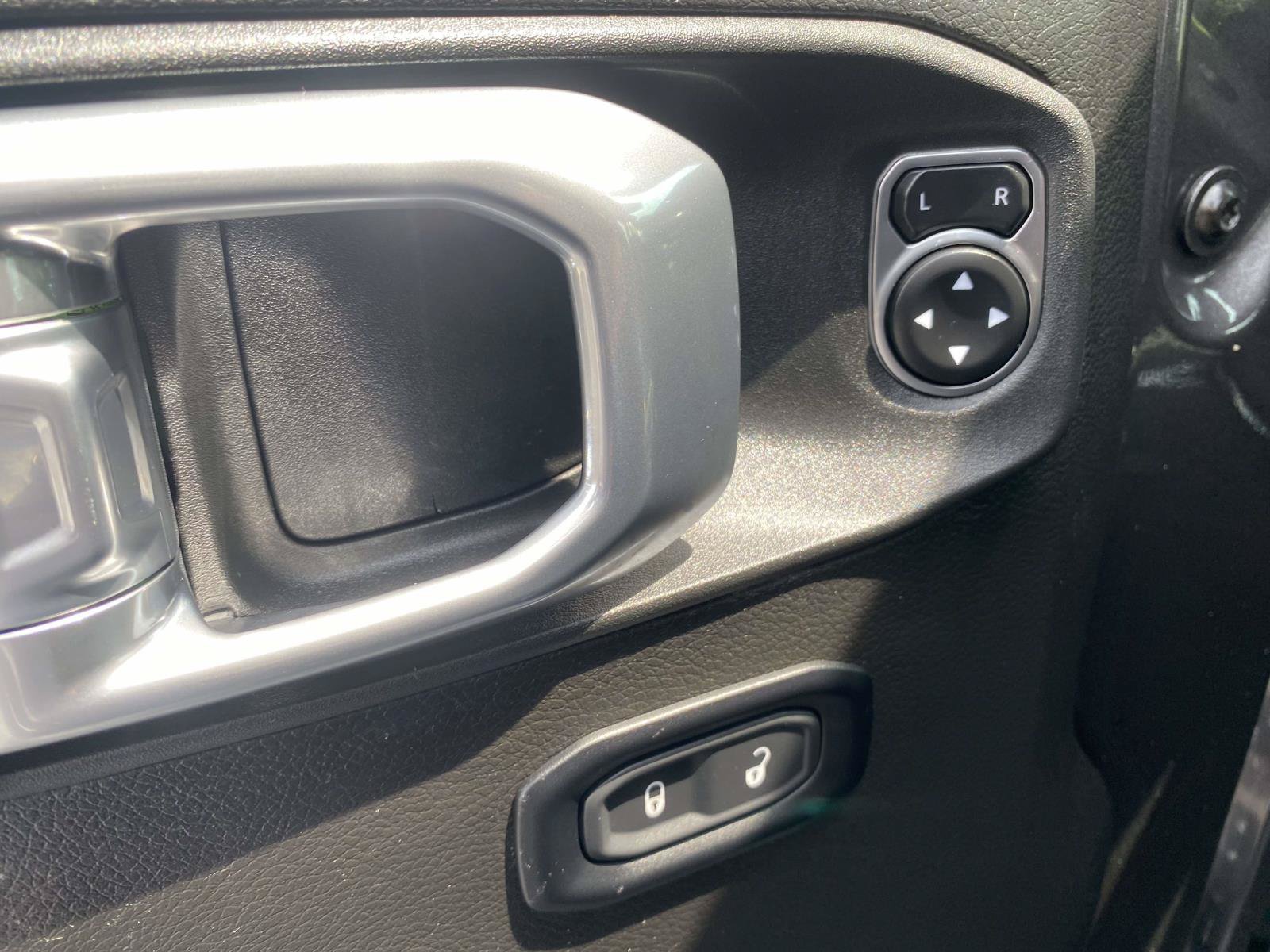 Used 2025 Jeep Wrangler Unlimited Rubicon AWD/4WD image 18