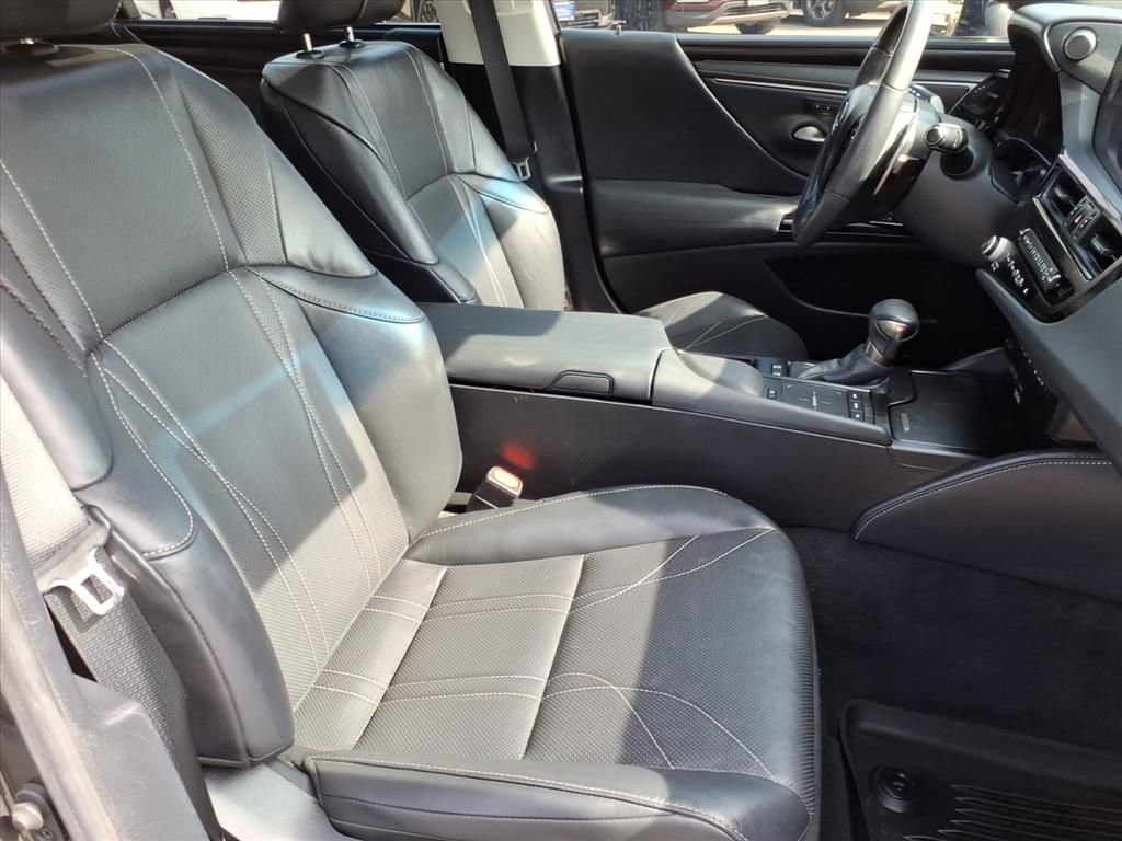 Used 2022 Lexus ES 300h Ultra Luxury w/ Accessory Package 2 image 6