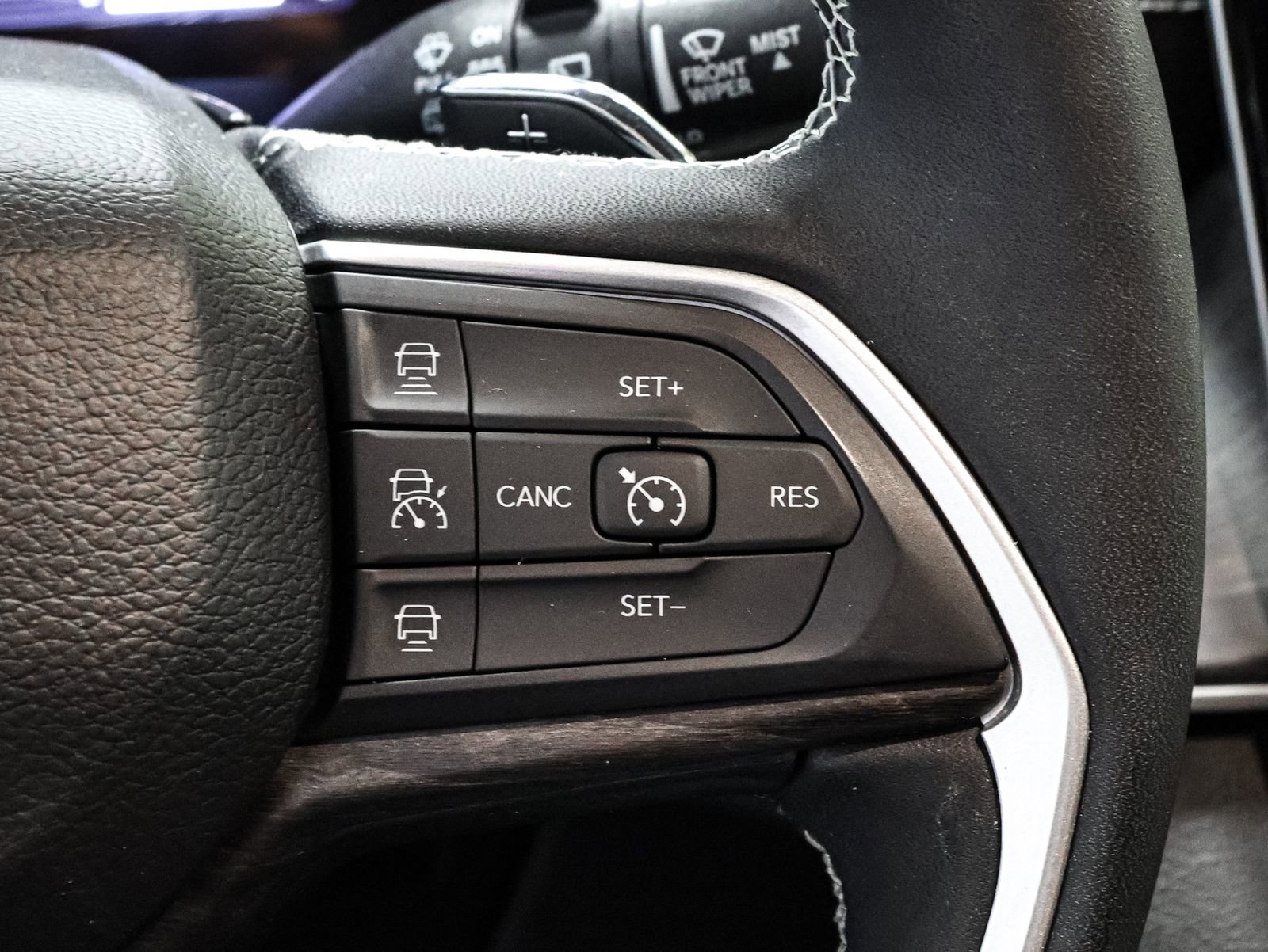 Used 2023 Jeep Grand Cherokee L Limited w/ Black Appearance Package AWD/4WD image 35