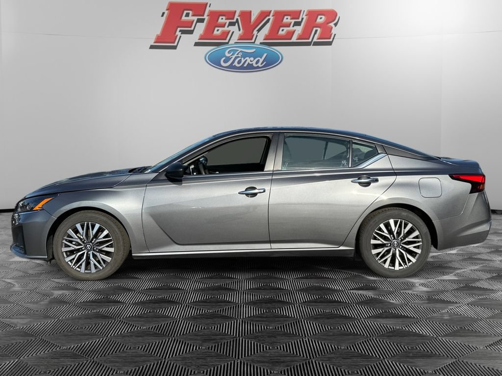 Used 2024 Nissan Altima 2.5 SV FWD image 2