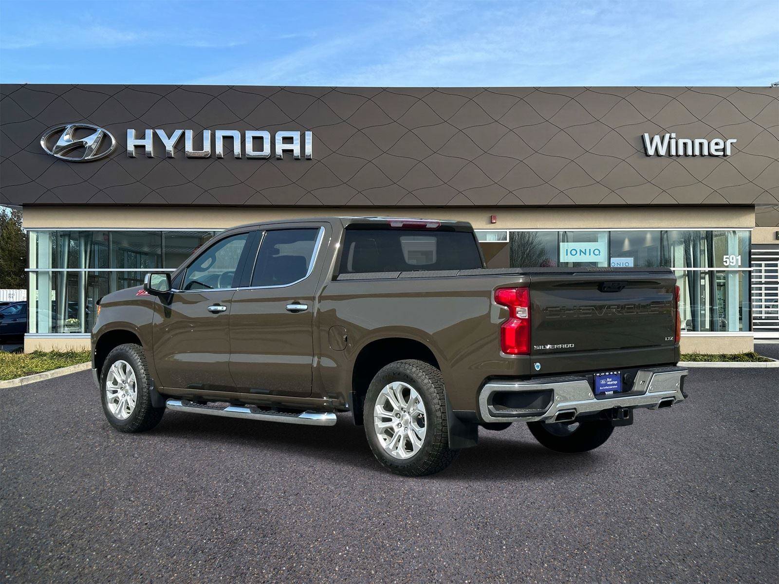 Used 2023 Chevrolet Silverado 1500 LTZ AWD/4WD image 2
