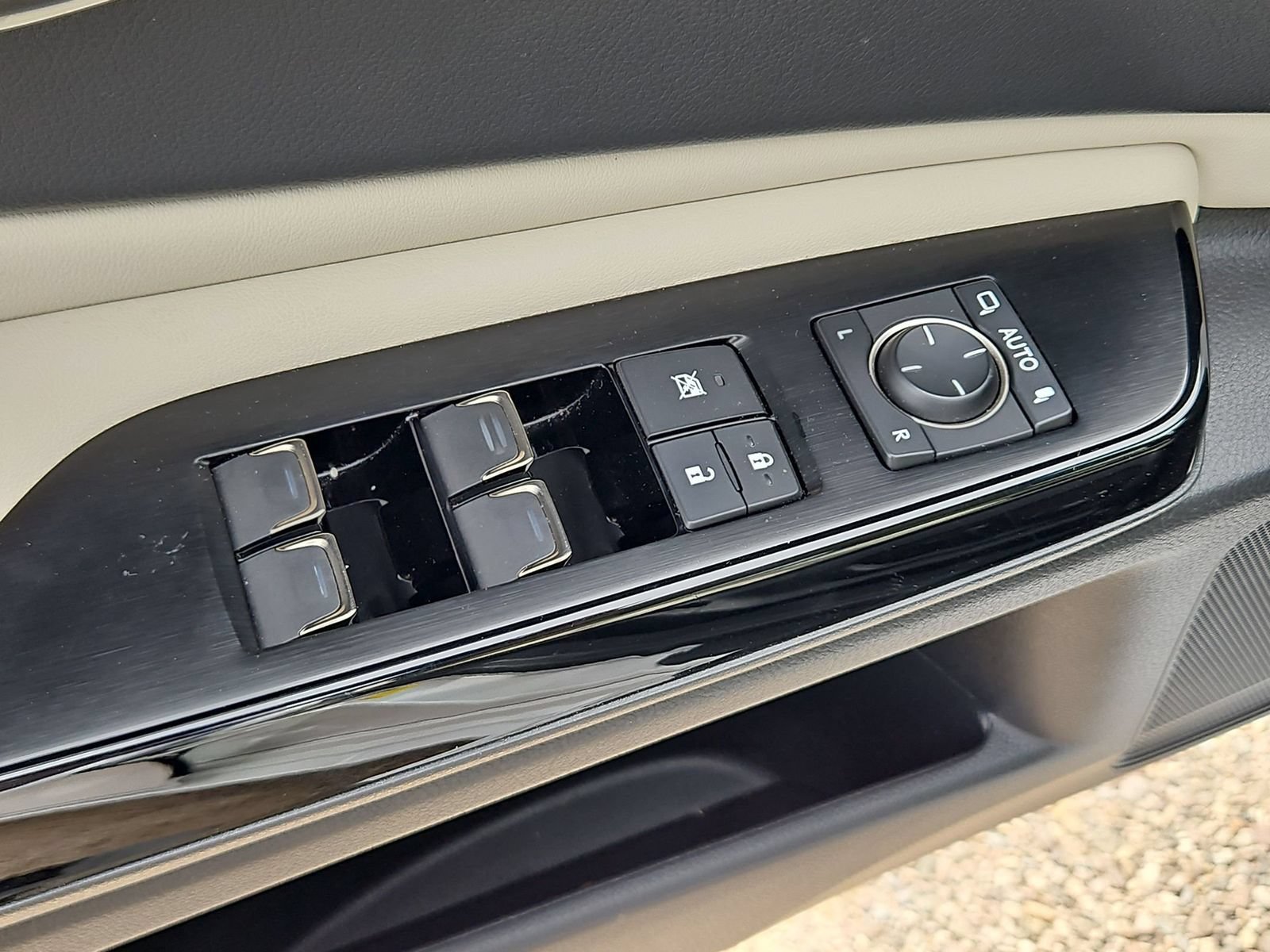 Used 2025 Lexus ES 300h w/ Premium Package FWD image 14