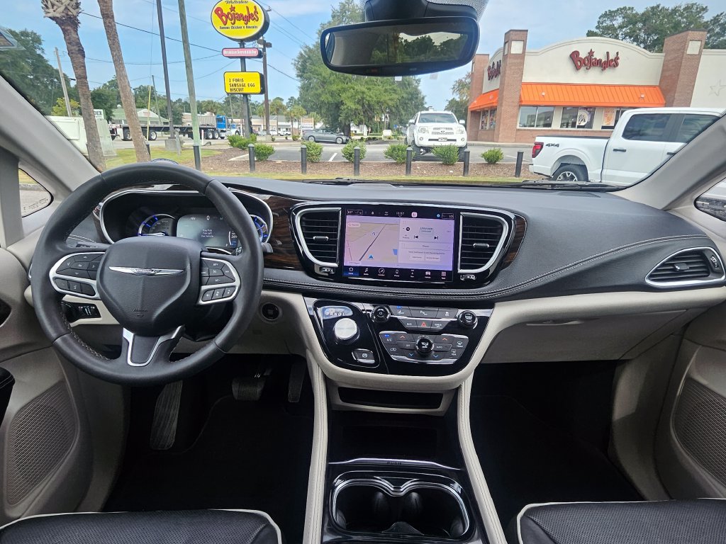 Used 2023 Chrysler Pacifica Limited FWD image 5