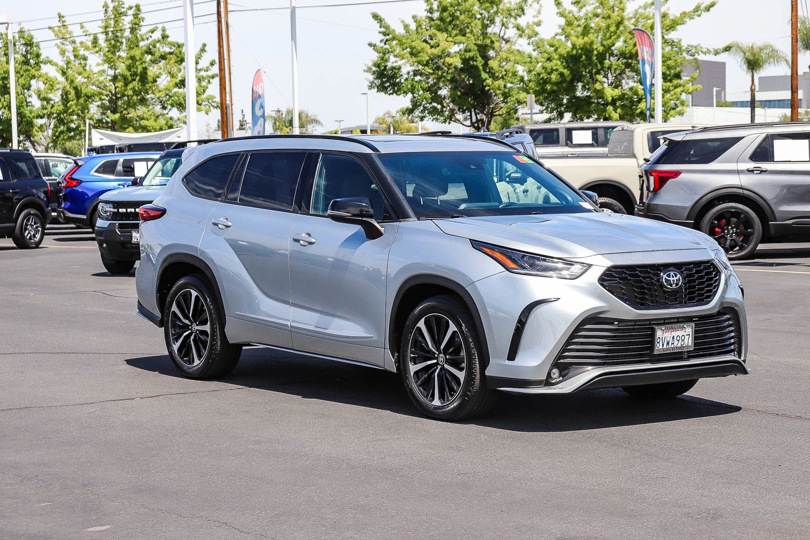 Used 2021 Toyota Highlander XSE FWD image 3