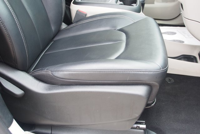 Used 2024 Chrysler Pacifica Touring-L FWD image 14