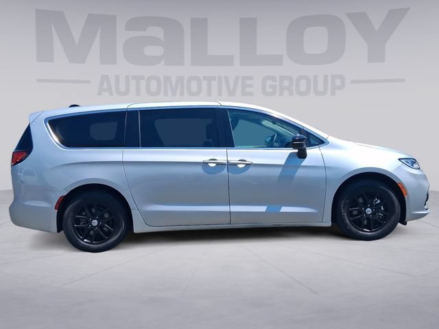 Used 2024 Chrysler Pacifica Touring-L FWD image 6