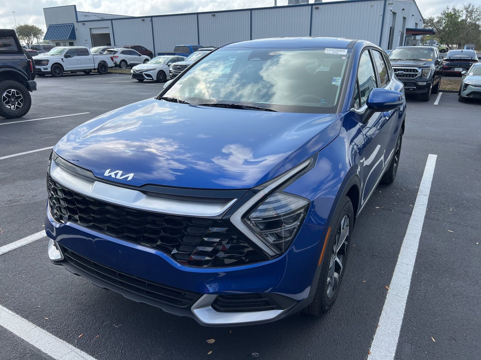 Used 2025 Kia Sportage EX image 2