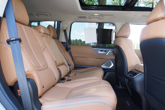 Used 2025 INFINITI QX80 Sensory AWD/4WD image 15