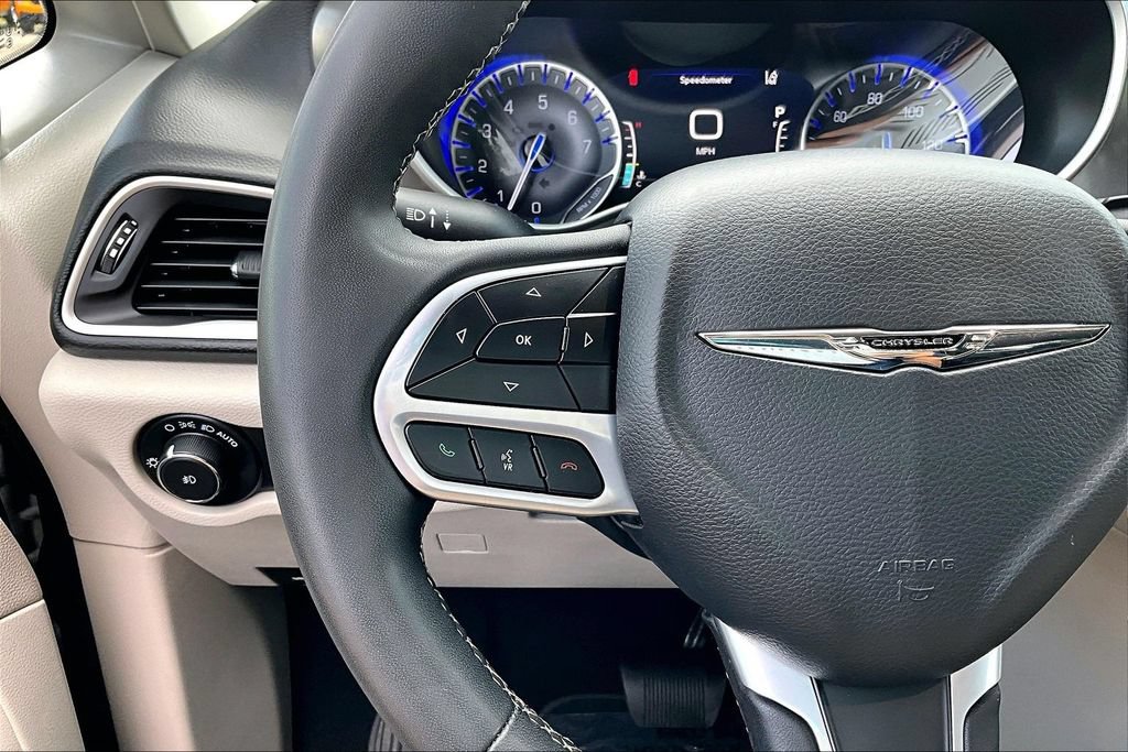 Used 2023 Chrysler Pacifica Touring-L FWD image 18