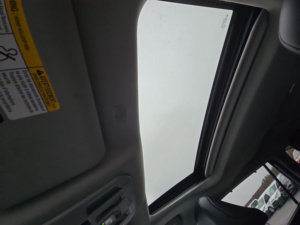 Used 2022 Toyota Highlander XLE AWD/4WD image 13