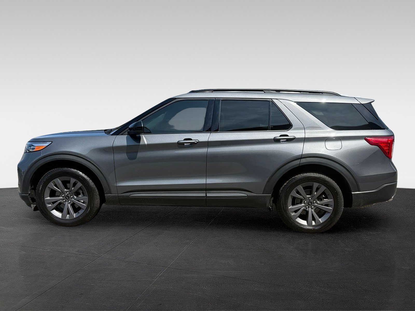 Certified 2022 Ford Explorer XLT w/ Equipment Group 202A AWD/4WD image 8