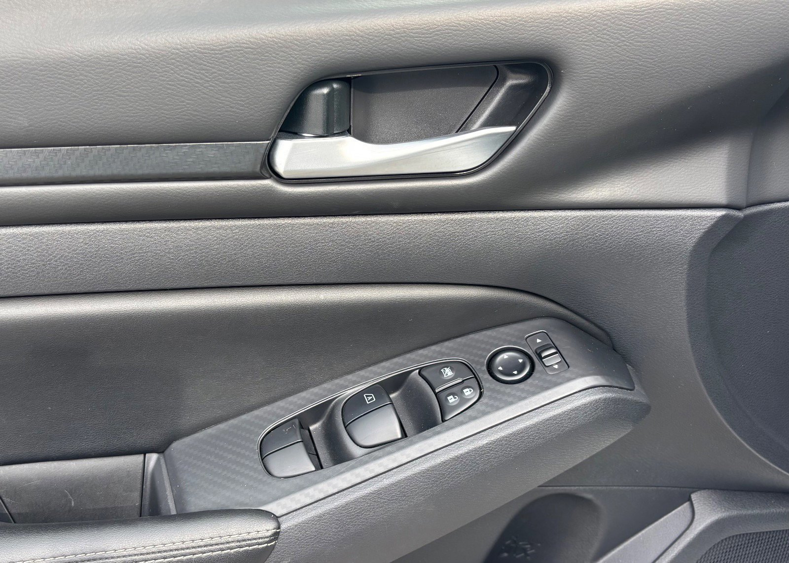 Used 2025 Nissan Altima 2.5 SV image 24