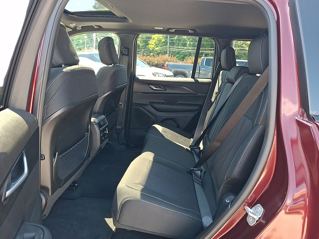 Used 2025 Jeep Grand Cherokee Laredo X w/ Luxury Tech Group I AWD/4WD image 20