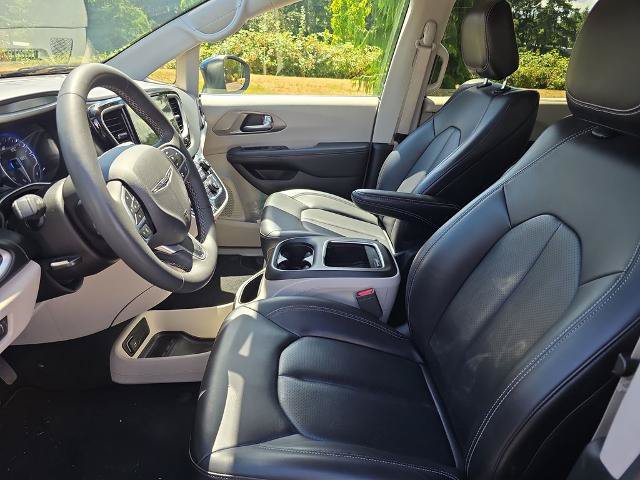 Used 2023 Chrysler Pacifica Touring-L FWD image 5
