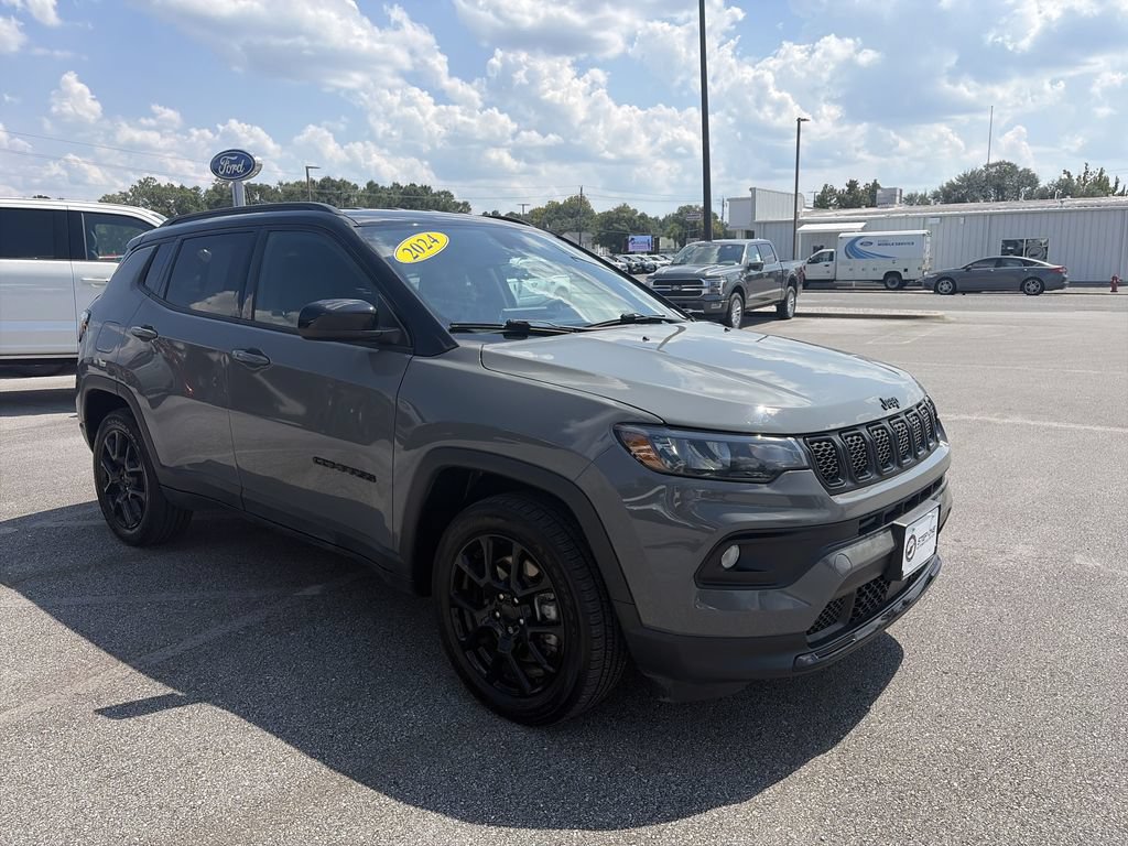 Used 2024 Jeep Compass Latitude w/ Convenience Group AWD/4WD image 9