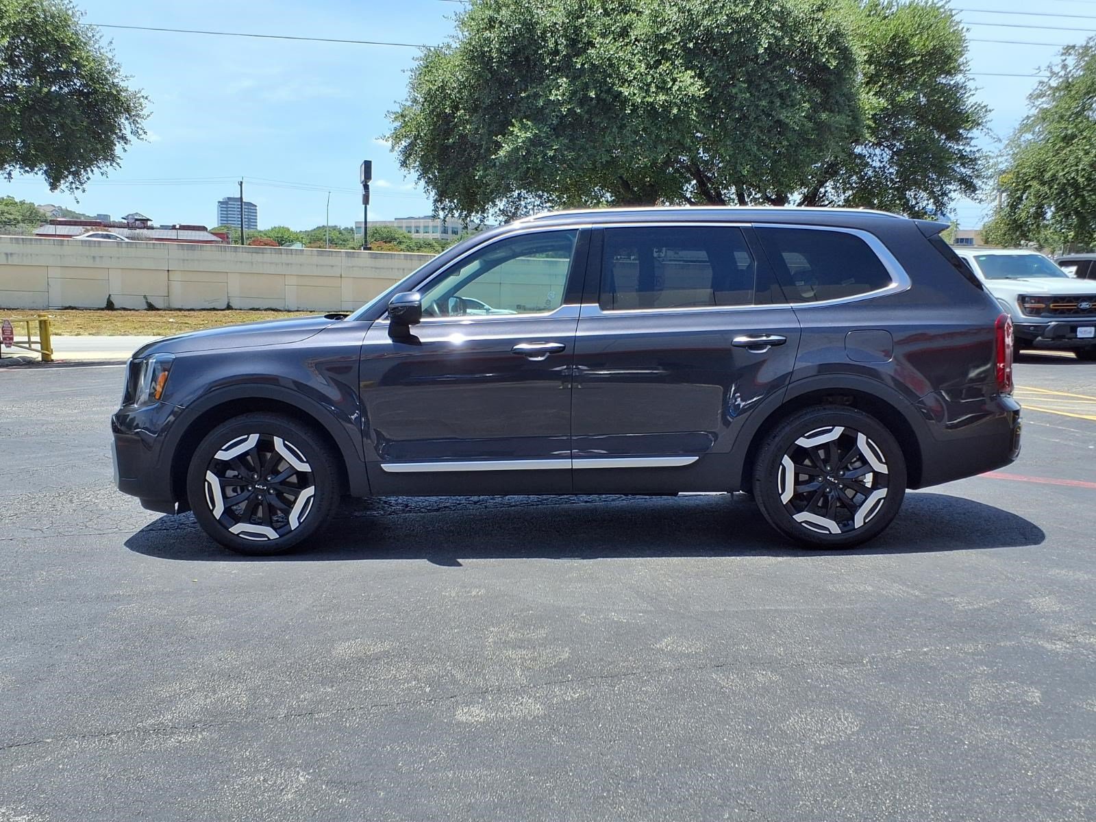 Used 2025 Kia Telluride S FWD image 8
