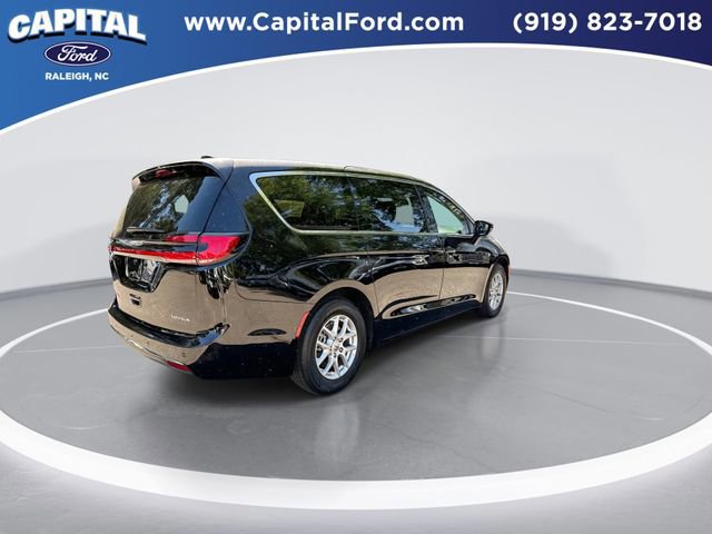 Used 2024 Chrysler Pacifica Touring-L image 6