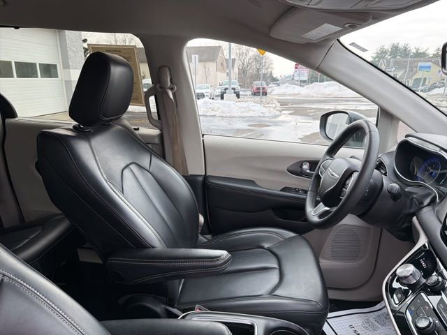 Used 2023 Chrysler Pacifica Touring-L FWD image 39