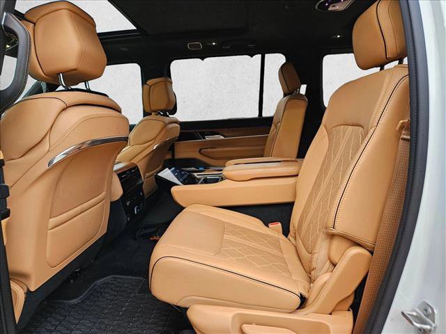 Used 2024 Jeep Grand Wagoneer Series III AWD/4WD image 17