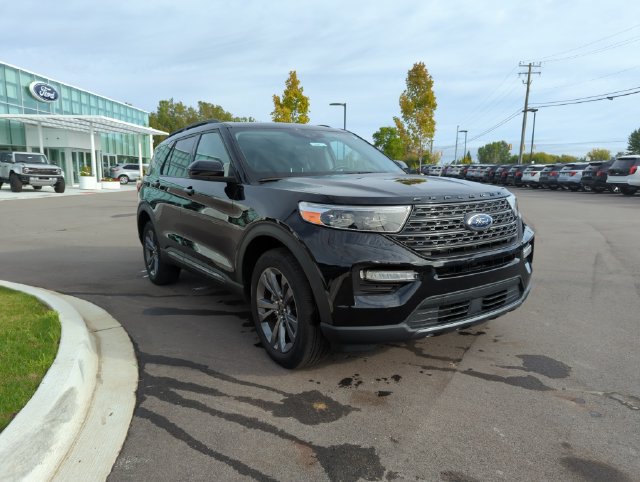 Certified 2023 Ford Explorer XLT w/ Equipment Group 202A AWD/4WD image 7