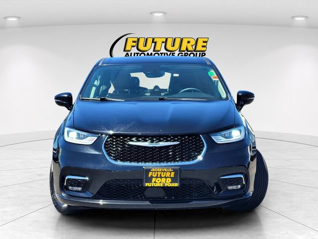 Used 2024 Chrysler Pacifica Touring-L FWD image 2