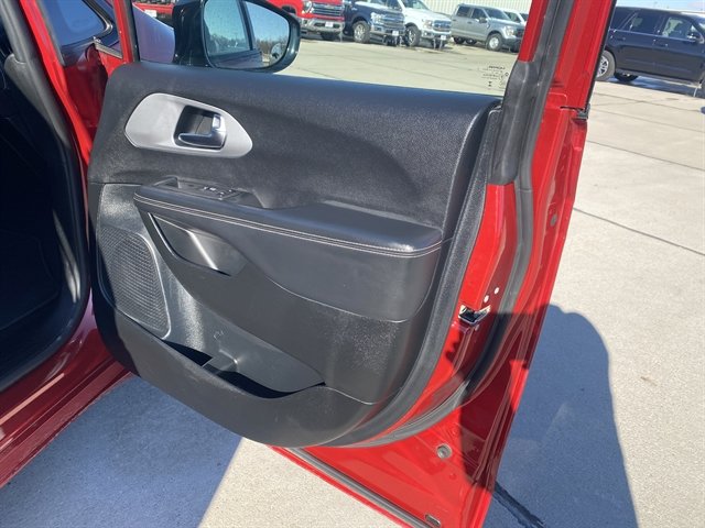 Used 2025 Chrysler Pacifica Limited FWD image 7